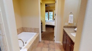 Une salle de bain avec une baignoire, un lavabo et un espace douche.