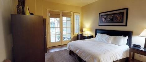 Escriptori, planxa i posts de planxar, wifi i roba de llit