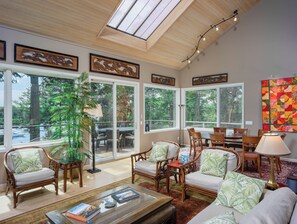 Televisión, chimenea, libros y oficina 