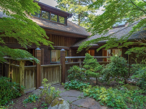 Upea räätälöity rantahotelli, upeat auringonlaskut, laajat näkymät, poreallas!