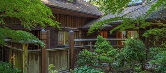 Nydelig tilpasset hjem ved vannkanten, strålende solnedganger, ekspansiv utsikt, badestamp!