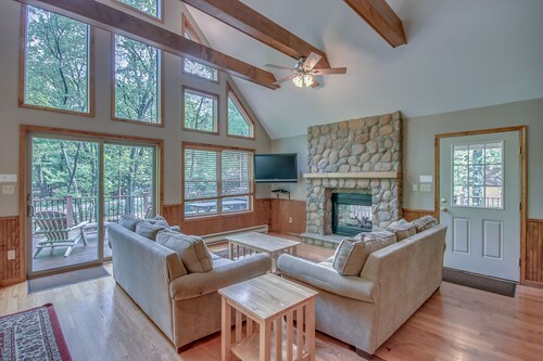 Cascade by PMR | 6BR/4BA Lodge Sleeps 21 | EV Charger | Lake Access | Hot Tub