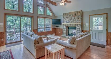 Cascade by PMR | 6BR/4BA Lodge Sleeps 21 | EV Charger | Lake Access | Hot Tub