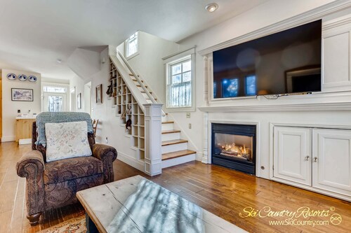 True Breck Gem. Main St Location - STEPS from Gondola, Walk EVERYWHERE B304D