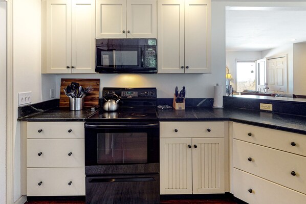 Kjøleskap, mikrobølgeovn, ovn og kokeplater