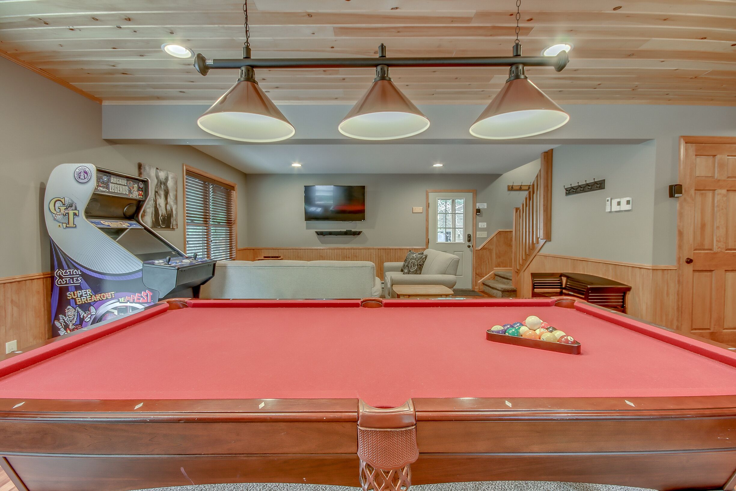 "Eagles Nest" Lake/ Beach Access, EV Charger, Game Room, Hot Tub, Fire Pit, Gas Grill, 9 Smart TV's