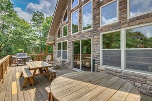 Outdoor dining - "Snowcap" Lake/ Beach Access, 7 Bedroom Lodge, Sound System, Gas Fireplaces, Hot Tub, Pool Table (Lake Harmony)