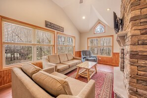 Smart TV, fireplace - "Snowcap" Lake/ Beach Access, 7 Bedroom Lodge, Sound System, Gas Fireplaces, Hot Tub, Pool Table (Lake Harmony)