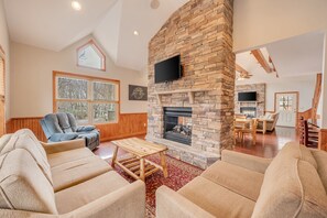 Smart TV, fireplace - "Snowcap" Lake/ Beach Access, 7 Bedroom Lodge, Sound System, Gas Fireplaces, Hot Tub, Pool Table (Lake Harmony)