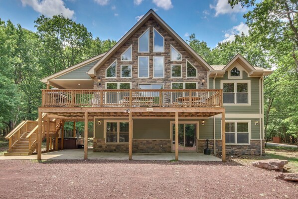 Exterior - "Snowcap" Lake/ Beach Access, 7 Bedroom Lodge, Sound System, Gas Fireplaces, Hot Tub, Pool Table (Lake Harmony)