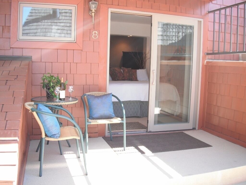 #8 Hotel Room - small & private - w/ peek lake views, access to dock & beach