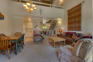 Een televisie, een open haard en een dvd-speler