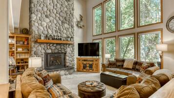 TV, caminetto, lettore DVD, tavolo da calcetto