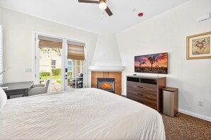 Työpöytä, silitysrauta/-lauta, Wi-Fi, vuodevaatteet