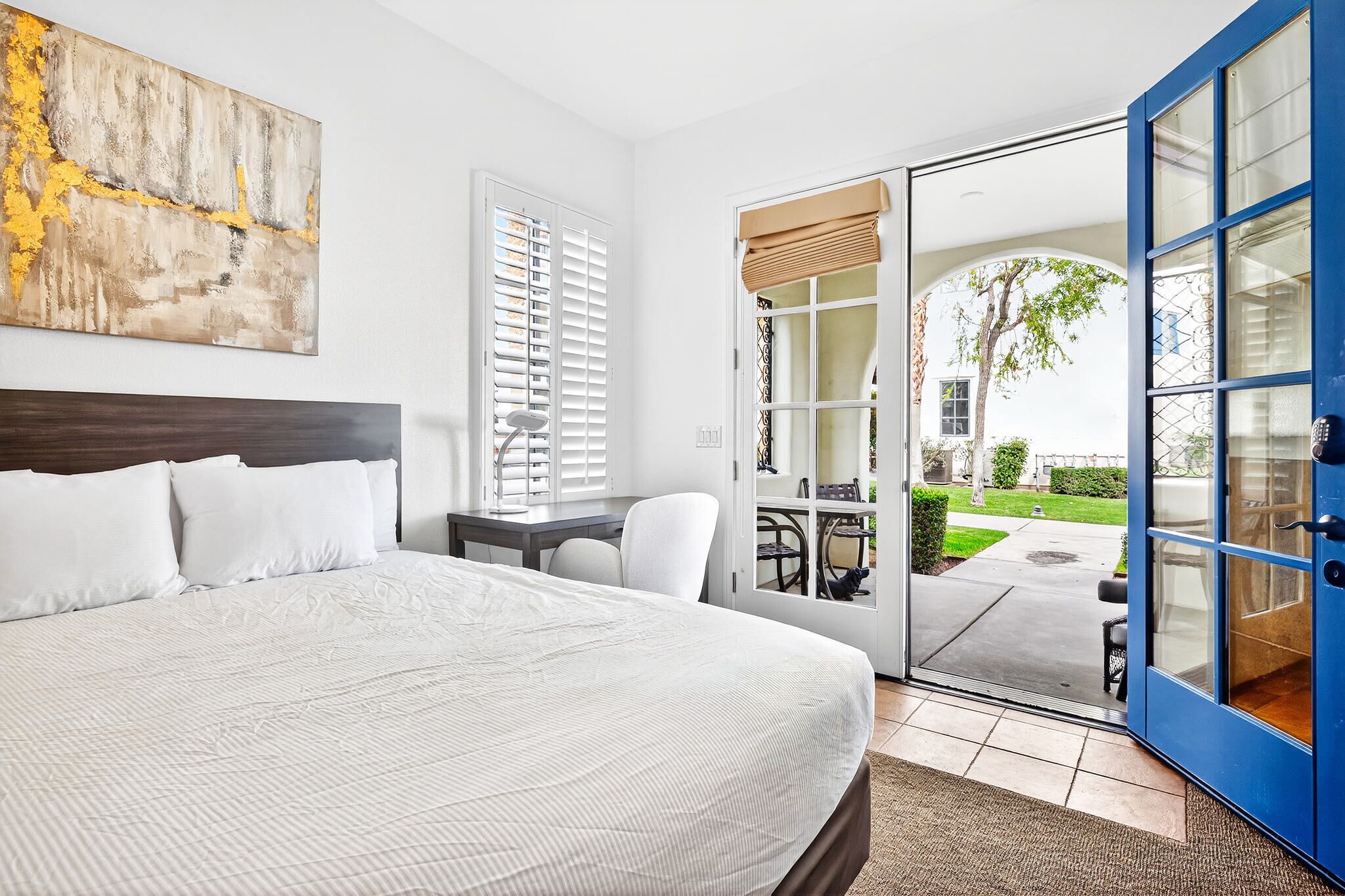 Escritorio, tabla de planchar con plancha, wifi y ropa de cama 