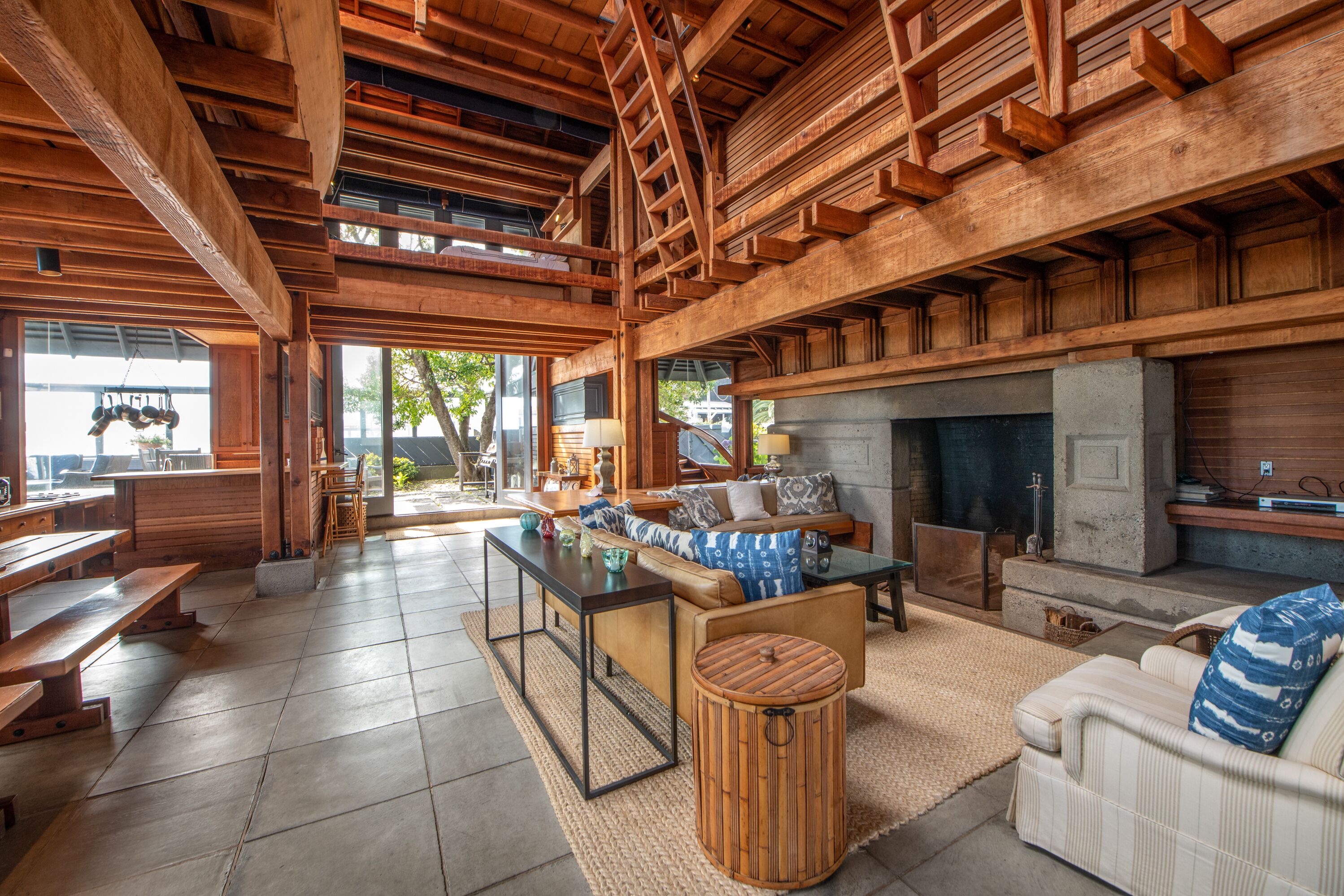 暖炉、DVD プレーヤー