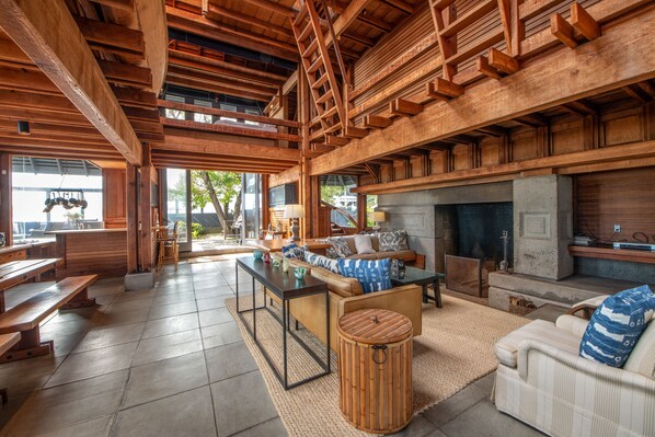 Fireplace, DVD player - Classic Oceanfront Stinson - The Whale House (Stinson Beach)