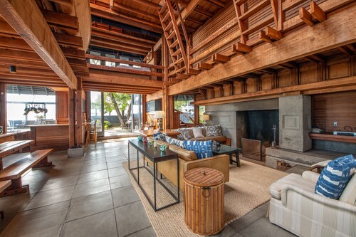 "Whale House" sijaitsee aivan rannalla