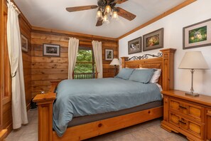 3 bedrooms, desk, iron/ironing board, free WiFi