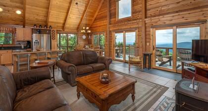 Black Bear Summit | Mountain Views & Hot Tub - 3 BR