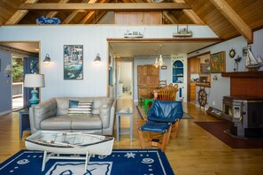 TV, DVD player - San Juan Island, Washington Way Chalet #127 (Friday Harbor)