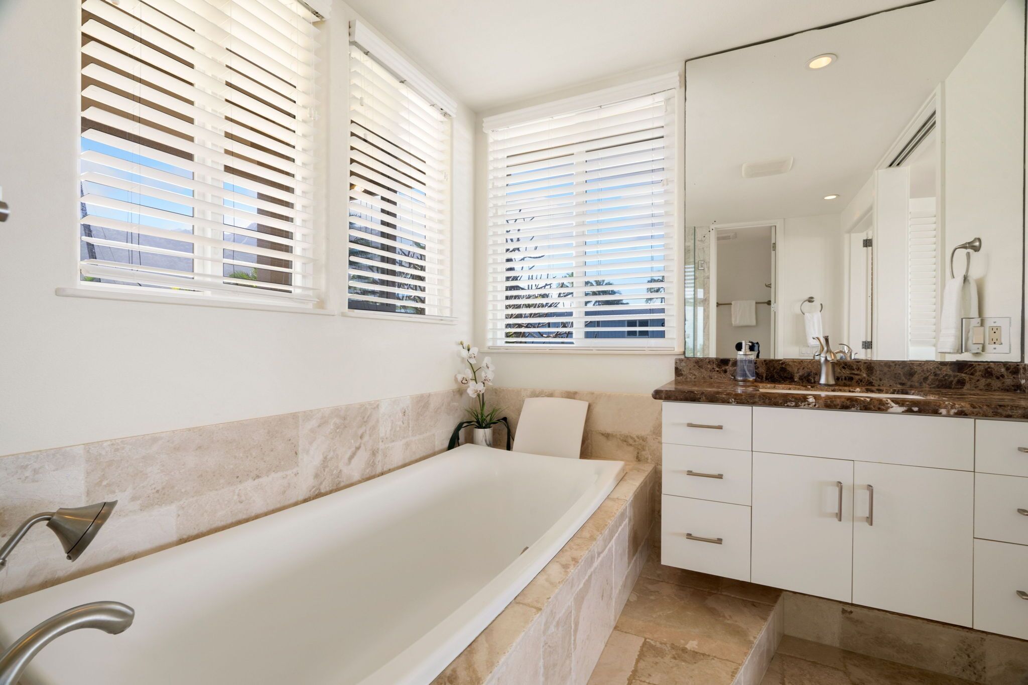 Beachfront Luxury Dream House with A\/C & Gym! - Photo 26