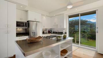 Frigorífico, microondas, cafetera o tetera y tostadora