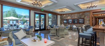 Fully Remodeled Townhome Close to Skiing - WiFi, Pool