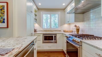 Frigorífic, microones, forn i placa de cuina