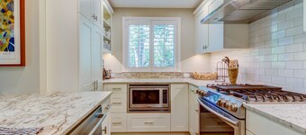 Fully Remodeled Townhome Close to Skiing - WiFi, Pool