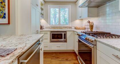 Täysin uusittu kaupunkiasunto, lähellä hiihto w / jaettu kylpytynnyri ja uima-allas!