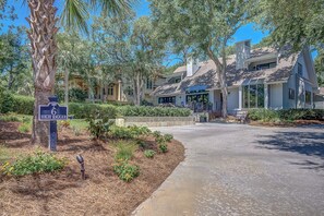 A residential area with a sign reading "HIGH RIGGER 6". - 6 High Rigger-2nd Row (20 yards) to the Ocean, Fully Renovated Home w/Pool. (Hilton Head Island)