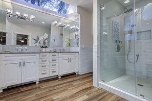 Combined shower/bathtub, hair dryer, towels