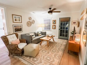 Books - Charming Pura Vida Cottage! Pet Friendly! Great deck! Few blocks to Beach! (Tybee Island)