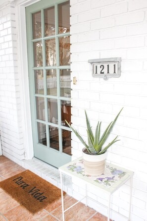 Exterior detail - Charming Pura Vida Cottage! Pet Friendly! Great deck! Few blocks to Beach! (Tybee Island)