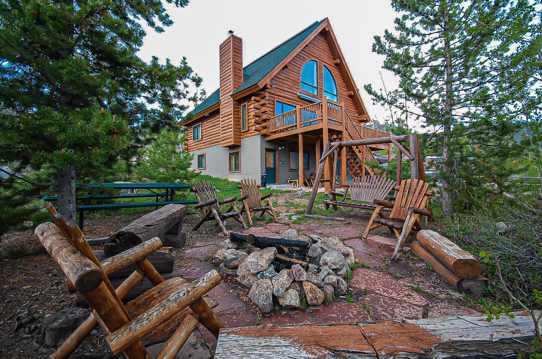 M & M Lodge - Gorgeous and large log home in town with incredible lake views!