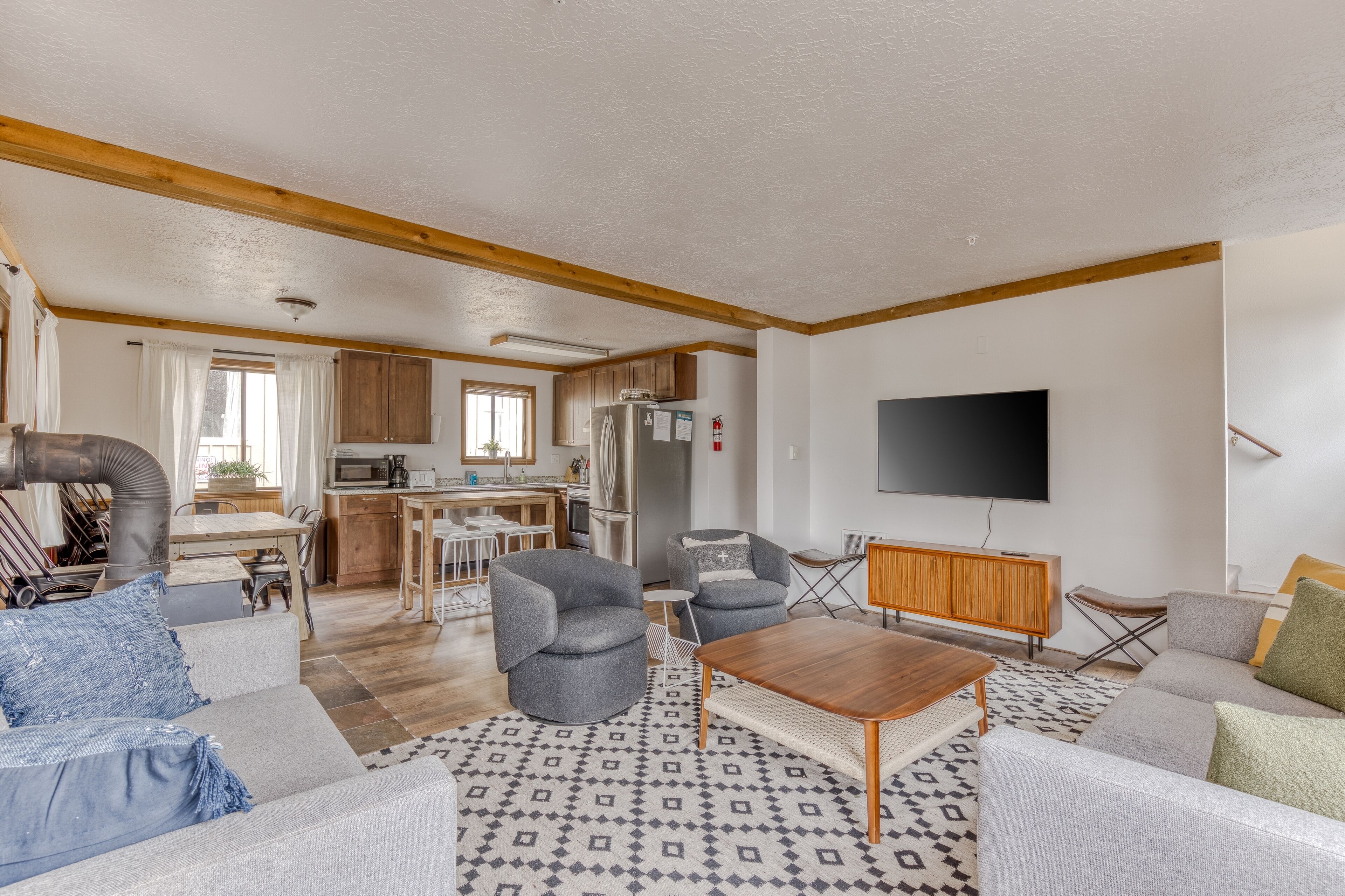 Large, dog-friendly home with covered deck - close to skiing & Trillium Lake