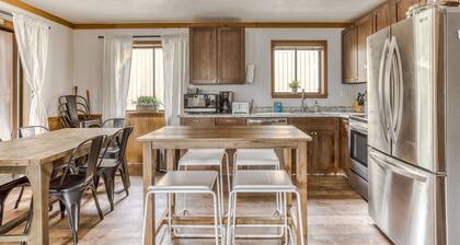 Iso, koiraystävällinen koti katetulla kannella - lähellä hiihto- ja Trillium-järveä!