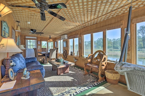 Quaint Chincoteague Island Hideaway w/ 2 Porches!