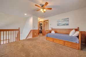 7 bedrooms, iron/ironing board, free WiFi, bed sheets - Skye View by PMR, 7BR Forest Retreat, EV Charger, Sound System, Sleeps 22 (Lake Harmony)