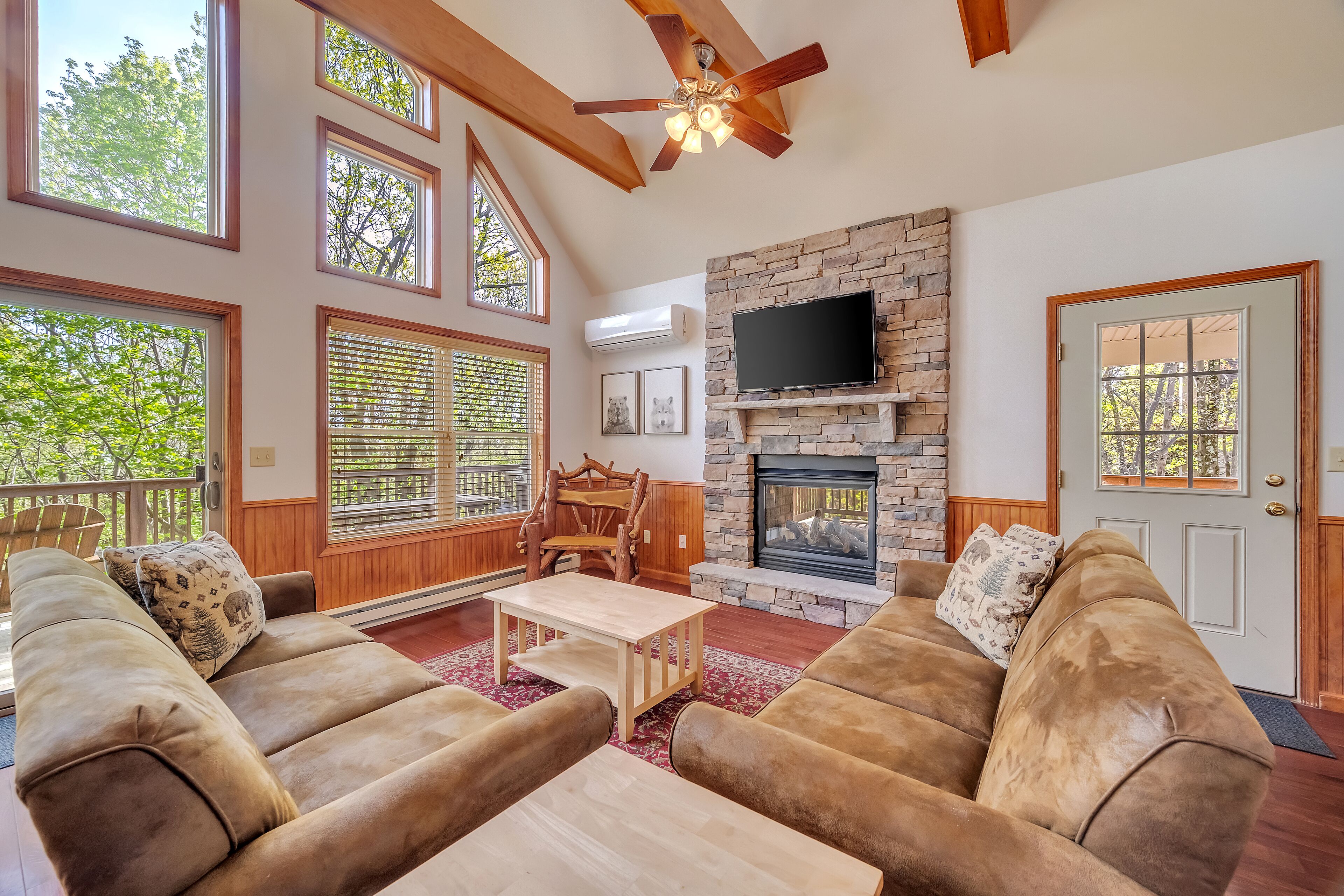 Smart TV, fireplace, stereo