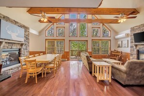 Interior - "Skye View" EV Charger, Whole House Sound System, Firepit, Gas Grill, Private Hot Tub, Pool Table (Lake Harmony)