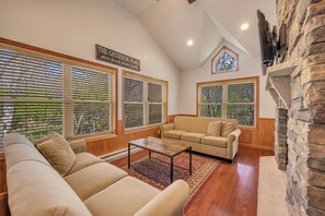 Smart TV, fireplace, stereo - "Skye View" EV Charger, Whole House Sound System, Firepit, Gas Grill, Private Hot Tub, Pool Table (Lake Harmony)