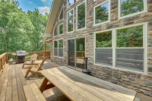 Outdoor dining - "Skye View" EV Charger, Whole House Sound System, Firepit, Gas Grill, Private Hot Tub, Pool Table (Lake Harmony)