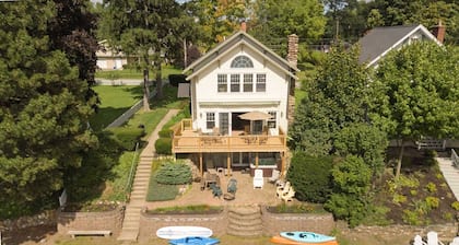 At The Lake - 4 Bedroom, 3.5 Bath Contemporary