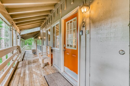 Newly remodeled cabin-style condo near skiing & attractions - dogs welcome