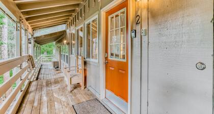 Newly remodeled cabin-style condo near skiing & attractions - dogs welcome