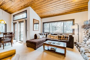 TV, fireplace, DVD player, books - Charming condo with mountain views, fireplace, hot tub & deck (Ketchum)