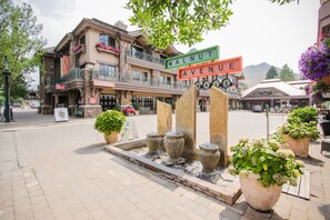 Exterior - Charming condo with mountain views, fireplace, hot tub & deck (Ketchum)