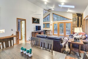 Tv, pejs, dvd-afspiller, bøger